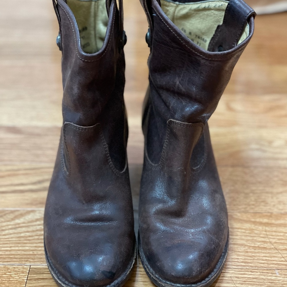 Frye leather boots 6.5 . Distressed brown boot